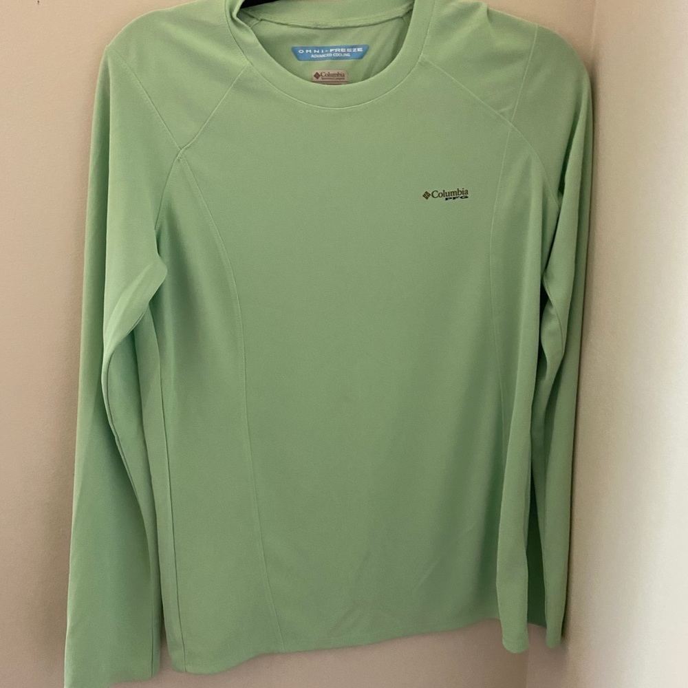 Long sleeve athletic shirt